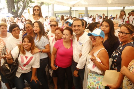Mientras el gobierno estatal ha dejado sin empleo a muchas madres solteras, ya sea por falta de pago a las empresas donde laboran o por despido en dependencias de gobierno acusándolas de aviadoras, el candidato a alcalde de Veracruz por el PAN, Fernando Yunes, ofrece dar becas a madres solteras, porque su administración sí tendrá dinero, dijo.  