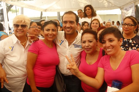 Mientras el gobierno estatal ha dejado sin empleo a muchas madres solteras, ya sea por falta de pago a las empresas donde laboran o por despido en dependencias de gobierno acusándolas de aviadoras, el candidato a alcalde de Veracruz por el PAN, Fernando Yunes, ofrece dar becas a madres solteras, porque su administración sí tendrá dinero, dijo. 