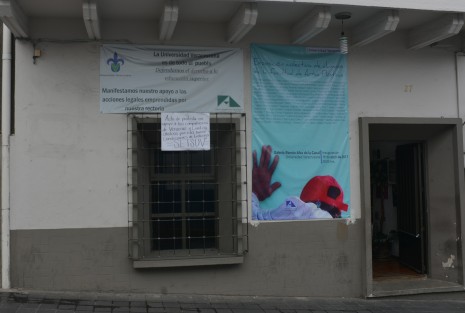 Empleados del SETSUV en Xalapa manifiestan su solidaridad con sus compañeros de los campus Veracruz y Coatzacoalcos, quienes est´n padeciendo  por la falta de clima en las instalaciones, con las altas temperaturas que se padecen. De nada vale la excompañera en SEFIPLAN si se sigue igual sin recursos para la Máxima Casa de Estudios del estado. 