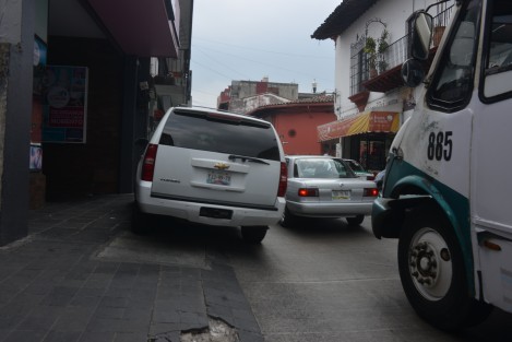 Constantemente vehículos se estacionan  en la acera de la avenida Xalapeños Ilustres frente a la pastelería Dauzón, ya sea clientes o de la misma empresa, obligando a los peatones a bajar de la acera.  Ojo los que andan  en campaña.
