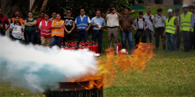 En el Palacio Legislativo se realizó un curso, a fin que los empleados conozcan cómo deben utilizarse adecuadamente los extintores en caso de alguna emergencia al interior del recinto sede del Congreso del Estado.