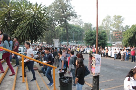 Miles de jóvenes buscan este sábado un espacio en las aulas de la Universidad Veracruzana. 