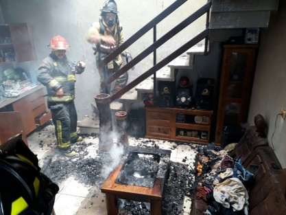 Elementos de Protección Civil municipal, del Heroico Cuerpo de Bomberos de Xalapa y de la Secretaría de Seguridad Pública Estatal, atendieron un incendio que se generó cerca de las 13 horas de este sábado en la calle Laureles, de la colonia Laureles de esta ciudad, sin que se registraran lesionados.
