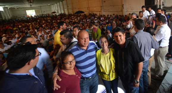 La candidata a la alcaldía de Xalapa, Ana Miriam Ferráez, se reunió con algunos trabajadores del Ayuntamiento, encabezados por su líder Miguel Ángel Briones, y otras asociaciones, en el Salón Bazar, el cual lució a medias a pesar de todas las personas invitadas y de que tocaría un grupo norteño. 