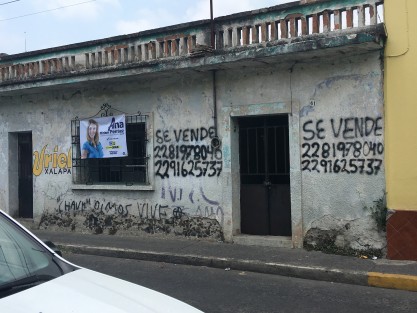 Voto fantasma por Ana Miram, con el apoyo de los habitantes de una casa abandonada y deteriorada en la calle de Vicente Guerrero.