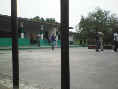 El presidente municipal de Tlaltetela, Leopoldo Moreno Lagunes, fue denunciado ante la Fiscalía Especializada para la Atención de Delitos Electorales (FEPADE), por la entrega de materiales para construcción en la comunidad de Buena Vista, Tlaltetela, Veracruz.