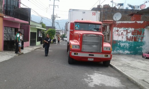 Elementos policíacos detuvieron en Orizaba un carro de carga para su revisión de rutina y descubrieron que era material destinado a la campaña del PT, procediendo a detener a cinco personas que iban a bordo.