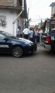Según trascendió, las despensas tenían la imagen del candidato del Partido del Trabajo (PT) a la alcaldía, José Luis Schettino Bello, en tanto que las cinco personas detenidas portaban camisa con el logo de esa empresa arrocera.
