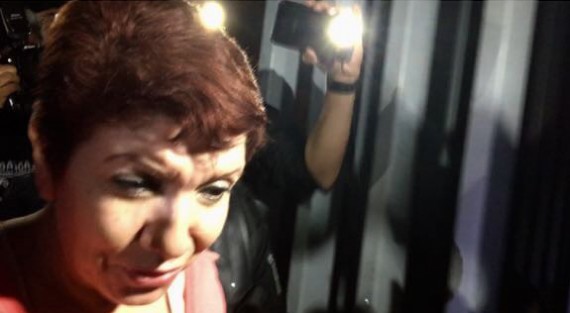María Georgina Domínguez Colío, fue detenida a las 22:15 horas, en la carretera Xalapa - Coatepec, a la altura de Briones, cuando se trasladaba en un auto Sentra color blanco de modelo reciente, de su propiedad, con placas YLB6066.
