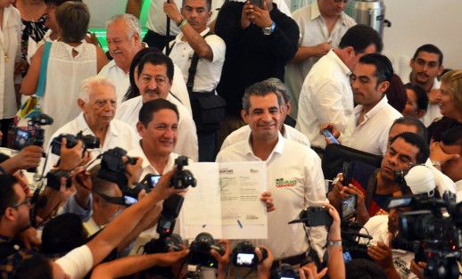 El dirigente nacional del PRI, Enrique Ochoa Reza, acompañó al candidato a la alcaldía de Xalapa, Alejandro Montano Guzmán, en la firma de compromisos de campaña ante notario público. 
