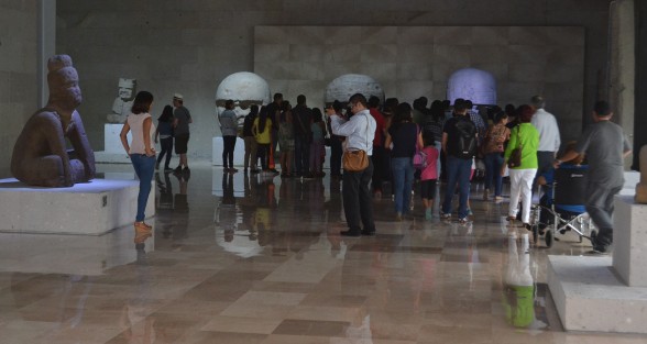 Alrededor de 2 mil personas atendieron la invitación de visitar gratuitamente el Museo de Antropología de Xalapa (MAX)  para conmemorar el Día Internacional de los Museos, lo que dejó una vez más en claro, que a la gente le gusta disfrutra de la cultura, pero el problema es la economía.