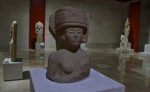 Alrededor de 2 mil personas atendieron la invitación de visitar gratuitamente el Museo de Antropología de Xalapa (MAX)  para conmemorar el Día Internacional de los Museos, lo que dejó una vez más en claro, que a la gente le gusta disfrutra de la cultura, pero el problema es la economía.