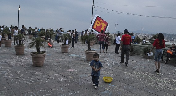 Tres militantes del PT realizaron campaña proselitista en el parque Juárez de esta capital.