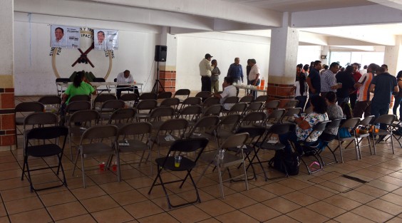 El candidato del PRI a la alcaldía de Xalapa, Alejandro Montano, dejó plantados a taxistas independientes de Xalapa quienes fueron citados en el salón de usos múltiples de la CMAS de la colonia Revolución. Después de esperar más de una hora, los aproximadamente 20 asistentes prefirieron ponerse a comer tacos y no esperar más. A esa hora el candidato era entrevistado en una radiodifusora de la familia Ferráez.  