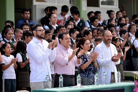Al asistir al arranque en Xalapa de la Segunda Semana Nacional de Salud, que se llevó a cabo en la Escuela Primaria Abraham Castellanos, el alcalde Américo Zúñiga Martínez señaló que la salud comienza desde la educación y el hogar.
