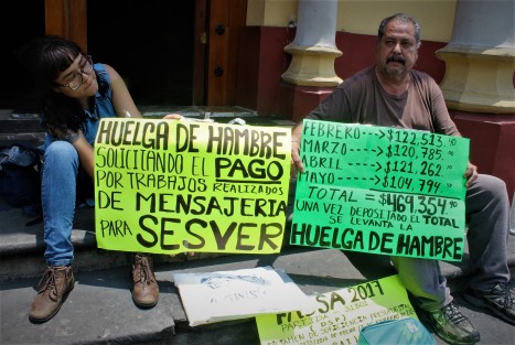 La mañana de este lunes un hombre, quien desde la administración pasada reclamaba pago de servicios de mensajería a la Secretaría de Salud estatal, regresó en época electoral a reclamar su pago, por lo que se puso en huelga de hambre. Al parecer no acepta la idea de que la administración actual no paga adeudos pasados. 