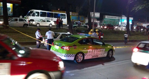 El hombre fue primeramente atropellado por un taxi Nissan, tipo Tsuru, color verde y blanco, número económico 230, con sitio en Tlalnelhuayocan, que circulaba con dirección a Banderilla, siendo lanzado hacia  un automóvil Honda, tipo Civic, color azul, placas de circulación YKV2837, modelo 2007, el cual lo arrastró por algunos metros. 