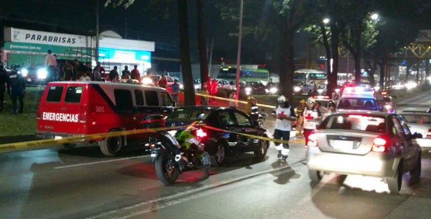 Una nueva víctima de atropellamiento en la avenida Lázaro Cárdenas la noche de este lunes. Un hombre fue atropellado entre las calles Félix Z. Licona e Ismael Cristen, por cruzar sin tomar las medidas pertinentes. El hombre fue primeramente atropellado por un taxi Nissan, tipo Tsuru, color verde y blanco, número económico 230, con sitio en Tlalnelhuayocan, que circulaba con dirección a Banderilla, siendo lanzado hacia un automóvil Honda, tipo Civic, color azul, placas de circulación YKV2837, modelo 2007, el cual lo arrastró por algunos metros.