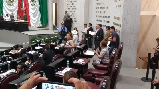 Calladita  una vez iniciada la sesión del Congreso, llegó la diputada Eva Cadena Sandoval. 