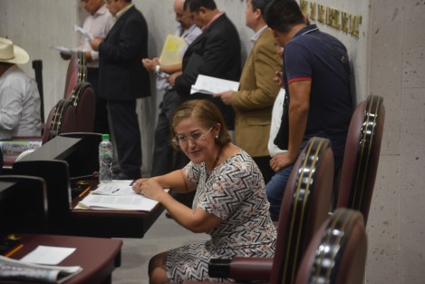 La diputada de los videoescándalos, Eva Cadena Sandoval, tarde, pero llegó a la sesión del Congreso del Estado, despertando la curiosidad de los medios, esto pese a que ya ha declarado que no dará entrevistas sobre el tema que la lanzó a la fama nacional. 