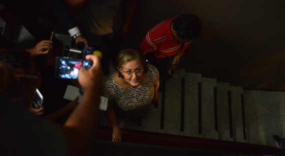 La diputada Eva Cadena declaró que no dará ninguna declaración, que será la Fiscalía la que informará. Salió rápidamente y se negó a responder preguntas de los medios. 