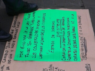 Una persona se manifestaba con una cartulina en la Plaza Lerdo exigiendo al gobernador respetara la Constiución, sin embargo fue invitado a retirarse por personal de política regional. 