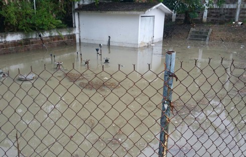 Cerca de veinte familias resultaron afectadas por el escurrimiento de aguas negras de un cárcamo de aguas residuales en la colonia Gutiérrez Barrios de la ciudad de Papantla, y que es de la Comisión del Agua del Estado de Veracruz (CAEV), siendo que en otros sectores se ha apreciado este tipo de problemas. 