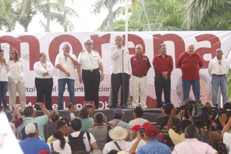 Andrés Manuel López Obrador, presidente de MORENA, acudió a un mitin en la ciudad de Boca del Río, en apoyo a los candidatos de este partido rumbo a la renovación de las alcaldîas de Boca del Río, Alvarado y Medellín. 