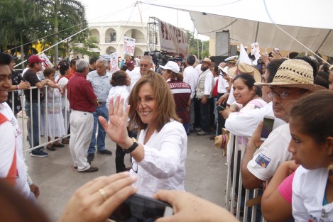 La diputada federal por MORENA, Rocío Nahle, dijo, respecto al llamado que le haría la FGE a declarar por haber afirmado que habría sido la hermana del Fiscal Jorge Winckler, quien entregó dinero a Eva Cadena, que el fiscal primero se dedique a investigar quién le dio el dinero a Cadena y luego la llame a declarar a ella.  