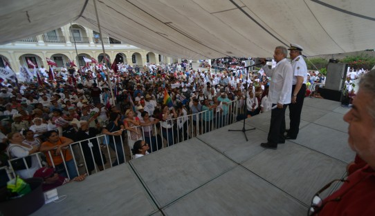 Andrés Manuel López Obrador, presidente de MORENA, acudió a un mitin en la ciudad de Boca del Río, en apoyo a los candidatos de este partido rumbo a la renovación de las alcaldîas de Boca del Río, Alvarado y Medellín.  