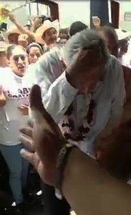 El líder nacional del Partido Movimiento Regeneración Nacional (Morena), Andrés Manuel López Obrador, fue golpeado por un huevo que fue lanzado cuando el tabasqueño pretendía subir a su camioneta luego del mitin de apoyo al candidato a alcalde de Huatusco.