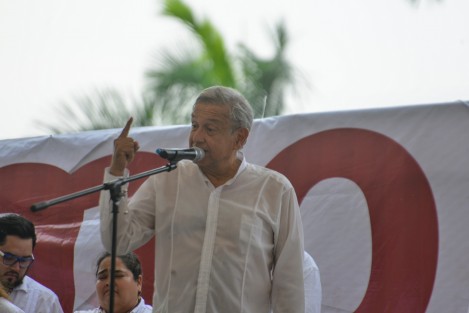 Como la espuma en el mar va creciendo MORENA, afirmó su dirigente nacional, Andrés Manuel López Obrador, lo cual tiene nerviosos a <em>la mafia del poder</em>, en referencia al PRI y PAN. Agradeció a los asistentes su presencia, pues en Veracruz hay persecución. 
