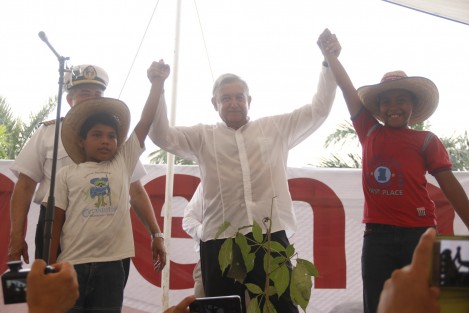 López Obrador dijo a sus seguidores que las cosas no mejorarán si la mafia del poder sigue gobernando, que por nosotros no importa tanto, pues <em>ya vamos de salida</em>, pero hay que pensar en los que vienen. 