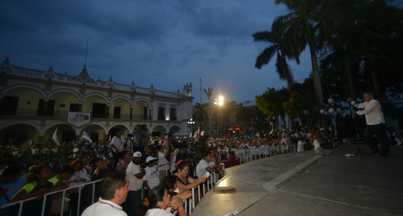 Luego de Boca del Río, AMLO se trasladó al zócalo de Veracruz, para el mitin correspondiente en apoyo del candidato a la alcaldía del puerto, Ricardo Exsome.  