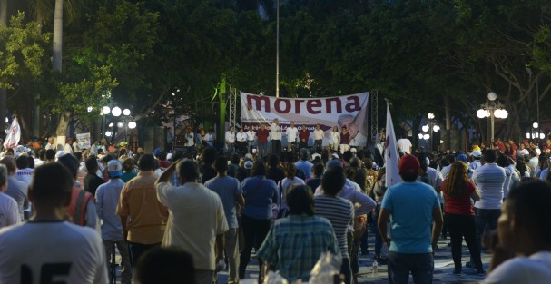 Luego de Boca del Río, AMLO se trasladó al zócalo de Veracruz, para el mitin correspondiente en apoyo del candidato a la alcaldía del puerto, Ricardo Exsome. 