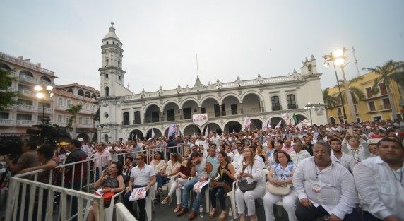 Luego de Boca del Río, AMLO se trasladó al zócalo de Veracruz, para el mitin correspondiente en apoyo del candidato a la alcaldía del puerto, Ricardo Exsome. 