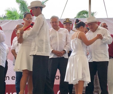 A ritmo de danzón recibieron a AMLO en Boca. 