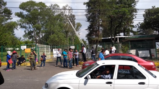 Desde muy temprano por la mañana de este viernes, integrantes del Movimiento Magisterial Popular Veracruzano (MMPV) bloquearon los accesos a las oficinas centrales de la SEV, en demanda de pago de adeudos salariales y prestaciones. 