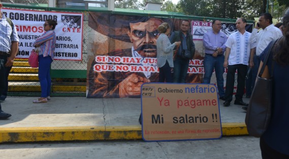 Los salarios reclamados corresponden a 6 maestros simpatizantes del MMPV, quienes no presentaron su evaluación, por lo que se les retuvieron sus pagos. 