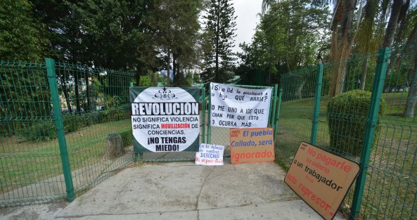 Desde muy temprano por la mañana de este viernes, integrantes del Movimiento Magisterial Popular Veracruzano (MMPV) bloquearon los accesos a las oficinas centrales de la SEV, en demanda de pago de adeudos salariales y prestaciones. 