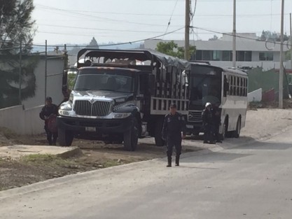 Camiones con policías antimotines arribaron a las inmediaciones de las oficinas de la SEV. 