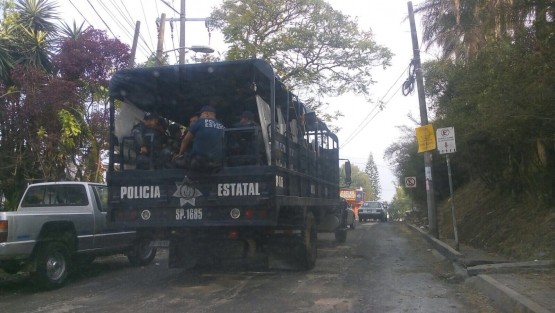 Camiones con policías antimotines arribaron a las inmediaciones de las oficinas de la SEV.  