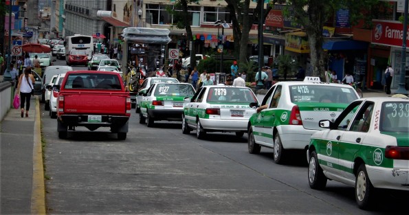 Tráfico intenso en la capital veracruzana. Problema cuya solución sirve de promesa de campaña. 