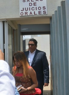 Gabriel Deantes Ramos, exfuncionario de la administración duatista, acudió a los juzgados del penal de Pacho Viejo a rendir declaración por acusaciones de enriquecimiento ilícito. Pese a los rumores de su posible detención, el exsecretario del Trabajo se retiró tranquilamente luego de la audiencia. 