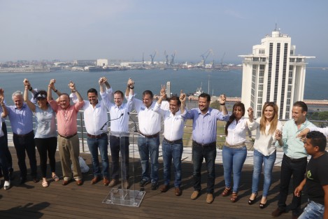 El líder nacional del PAN, Ricardo Anaya, sostuvo una reunión con candidatos a las alcaldías de Medellín, Boca del Río y Veracruz. Santiago Creel Miranda y un grupo de legisladores locales y senadores acudieron al evento.
