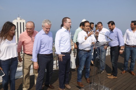 El líder nacional del PAN, Ricardo Anaya, sostuvo una reunión con candidatos a las alcaldías de Medellín, Boca del Río y Veracruz. Santiago Creel Miranda y un grupo de legisladores locales y senadores acudieron al evento. 