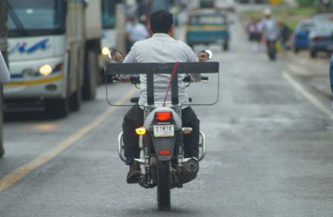 Motociclista viajan sin la más mínima precaución, ni accesorios de seguridad como es el casco.
