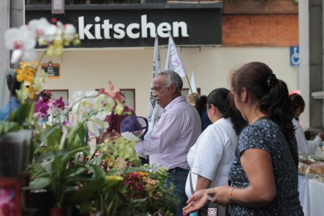 Últimos  días de campañas y los candidatos hacen lo que está en sus manos para acercarse los votos. Efraín Sánchez, candidato independiente a la alcaldía de Xalapa, se presentó con los votantes en el centro de la capital. 