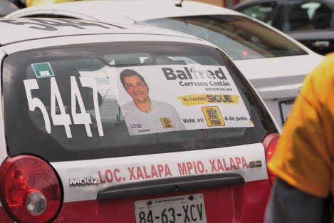 Mientras algunos candidatos se promocionan pobremente, otros que ni aparecerán  en las boletas hacen derroche de recursos, como el aspirante a Regidor Balfred Carrasco CASTÁN, incluso en lugares prohibidos según disposición del Gobernador del Estado, como es el transporte público.  