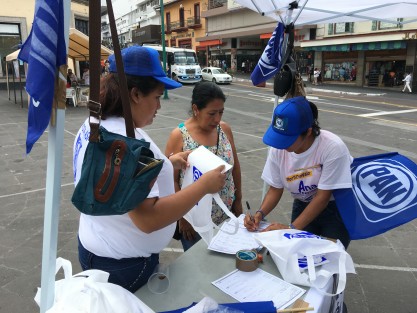 Debido a la poca distribución de artículos promocionales en las actuales campañas, donde algún partido da algo, la gente se acerca, por lo que los panistas tuvieron la visita de muchas señoras en su stand de la plaza Lerdo, para obtener a cambio de sus datos, una bolsita de pellón... aunque sea.  